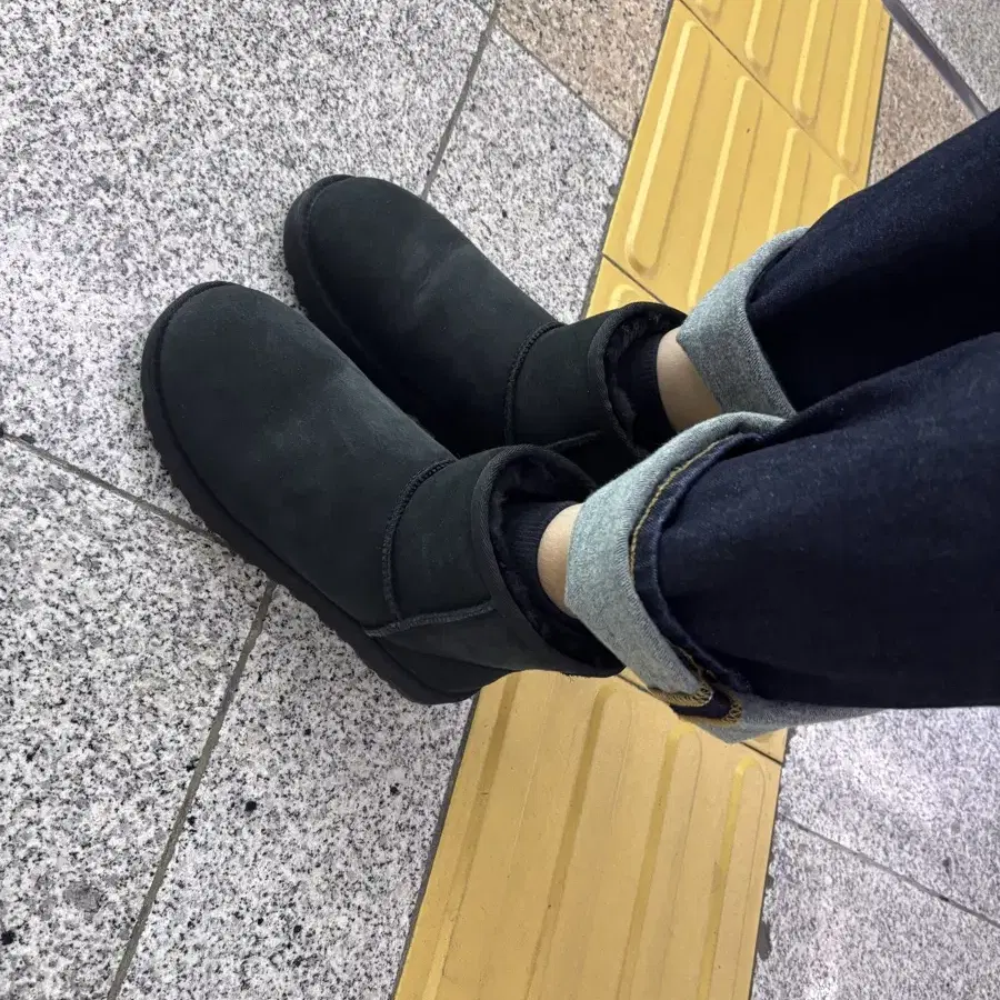 어그 ugg 클래닉 미니 2 블랙 250 사이즈