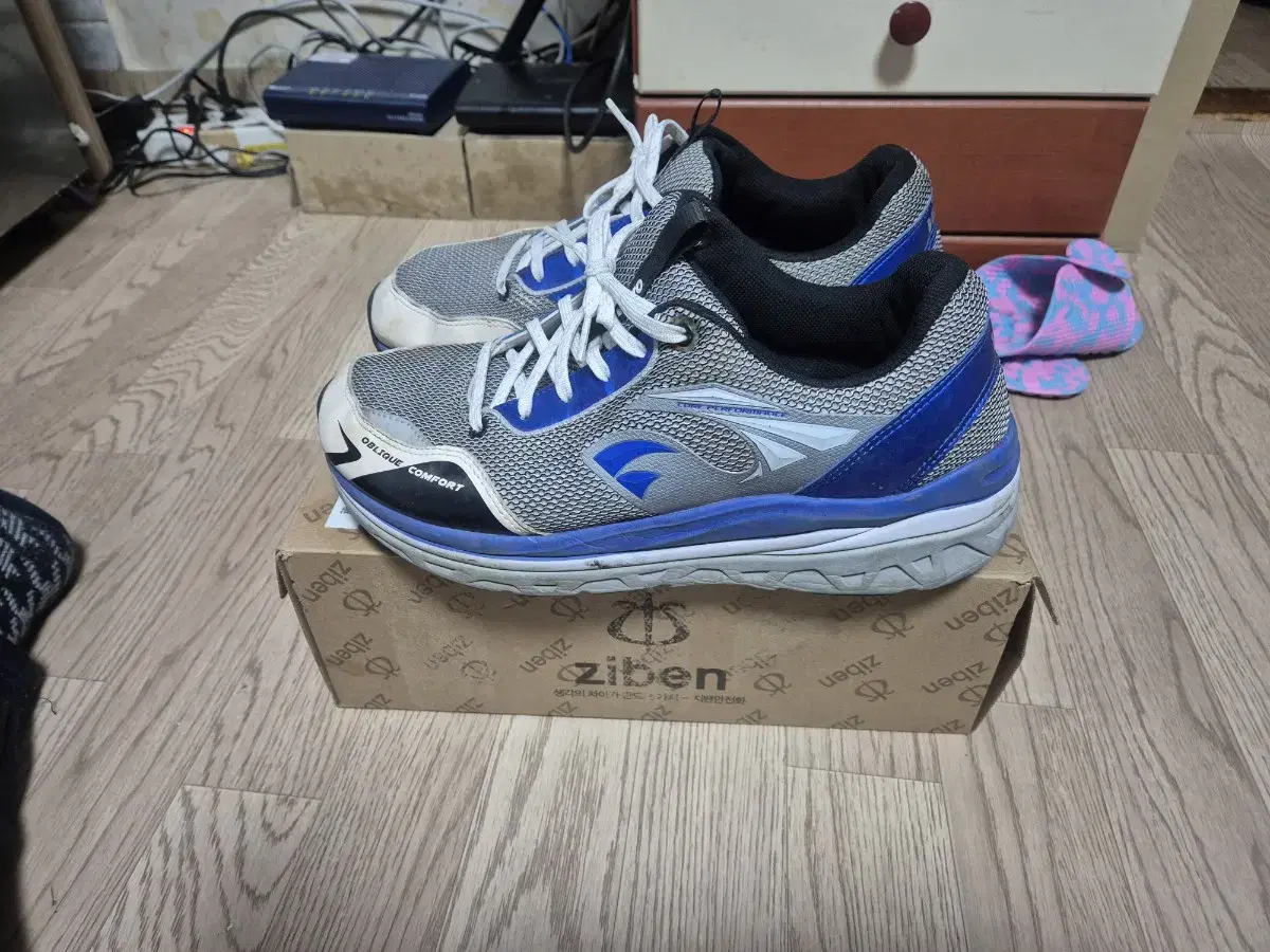 Vitro Badminton Shoes 290