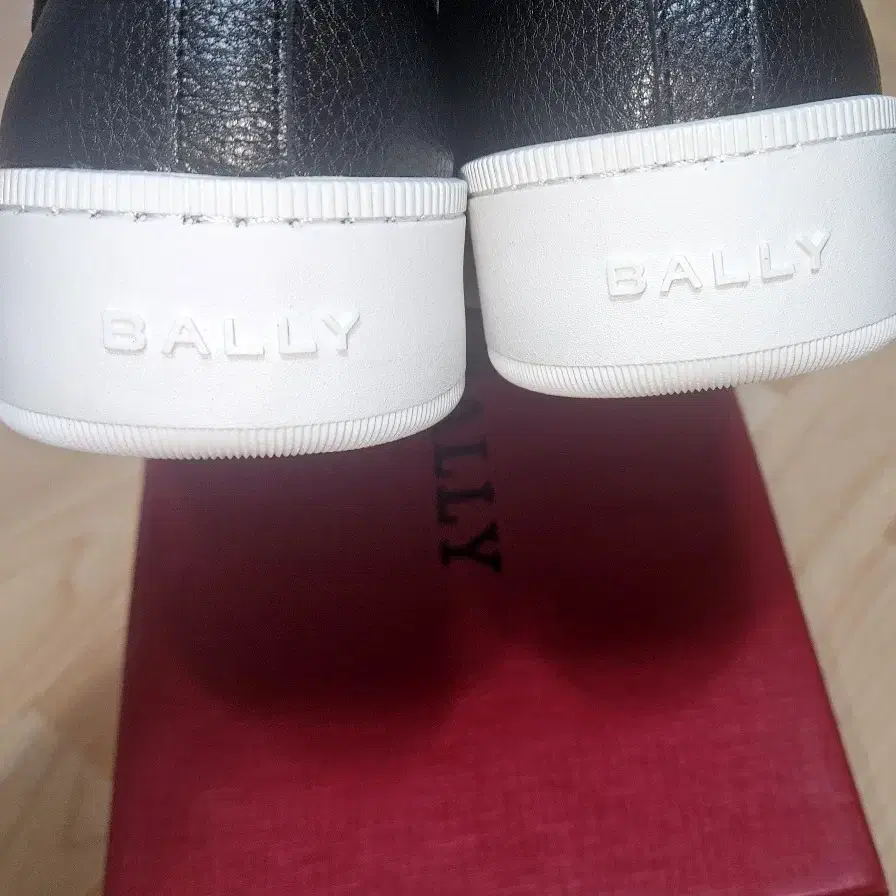 새제품 24 F/W BALLY 발리 엠보가죽 슬립온 로퍼