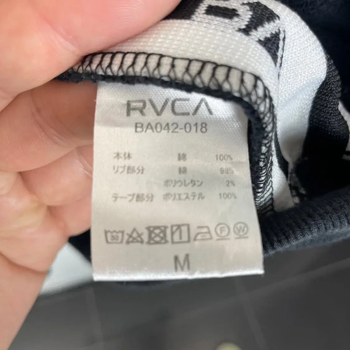 Rvca 자수 로고 옆 디테일 블랙 후드티