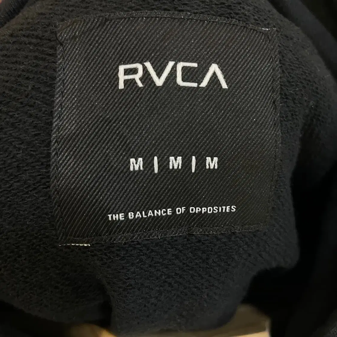 Rvca 자수 로고 옆 디테일 블랙 후드티