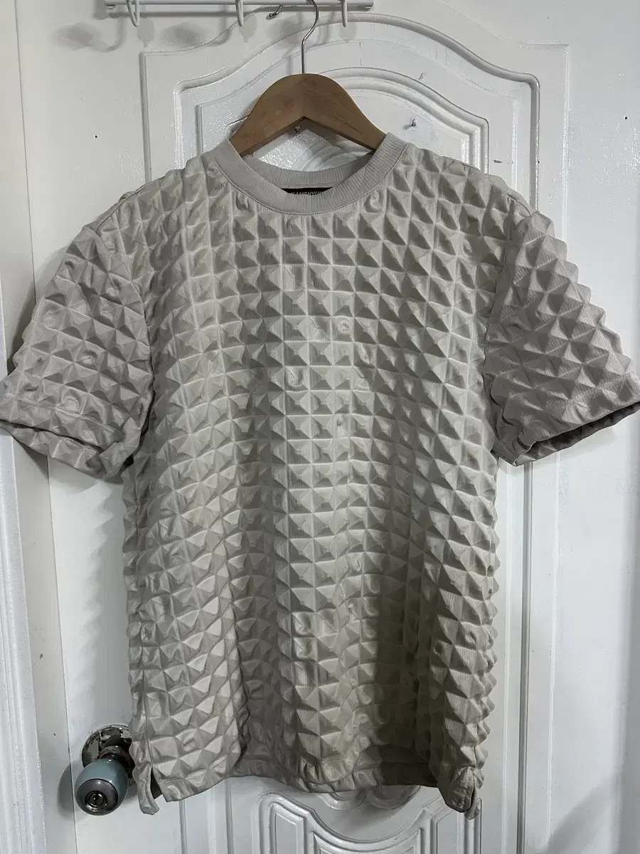 (L) Kang Hyuk Embossed pyramid vahn short-sleeved shirt