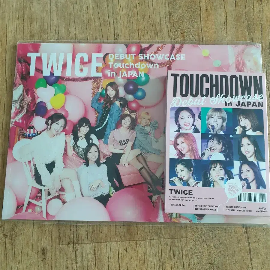 트와이스 TWICE 일본 터치다운 쇼케이스 DVD 포스터 팝니다