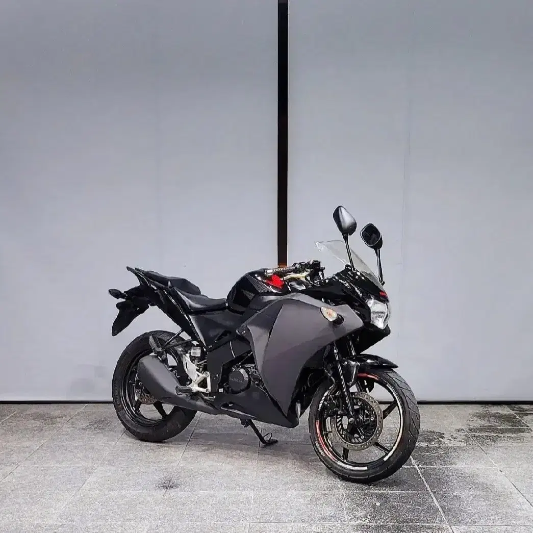 CBR125 2016년식 블랙컬러 1만키로수대 깨끗한 차량