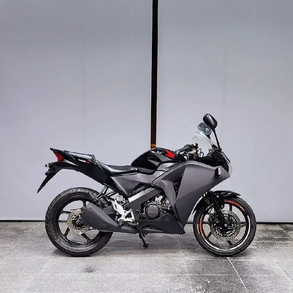 CBR125 2016년식 블랙컬러 1만키로수대 깨끗한 차량