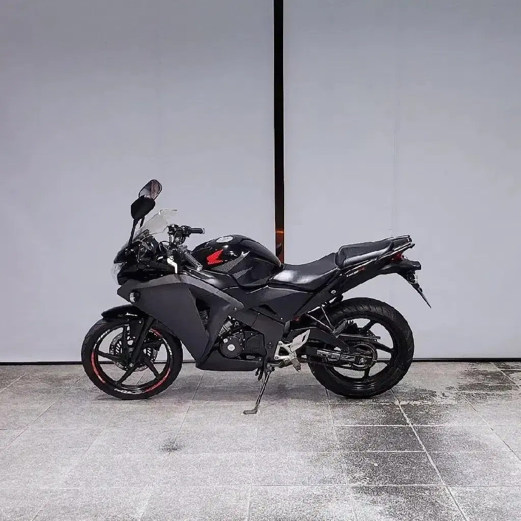 CBR125 2016년식 블랙컬러 1만키로수대 깨끗한 차량