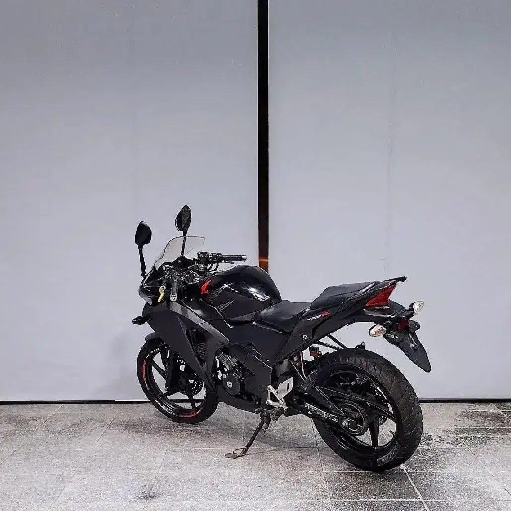 CBR125 2016년식 블랙컬러 1만키로수대 깨끗한 차량