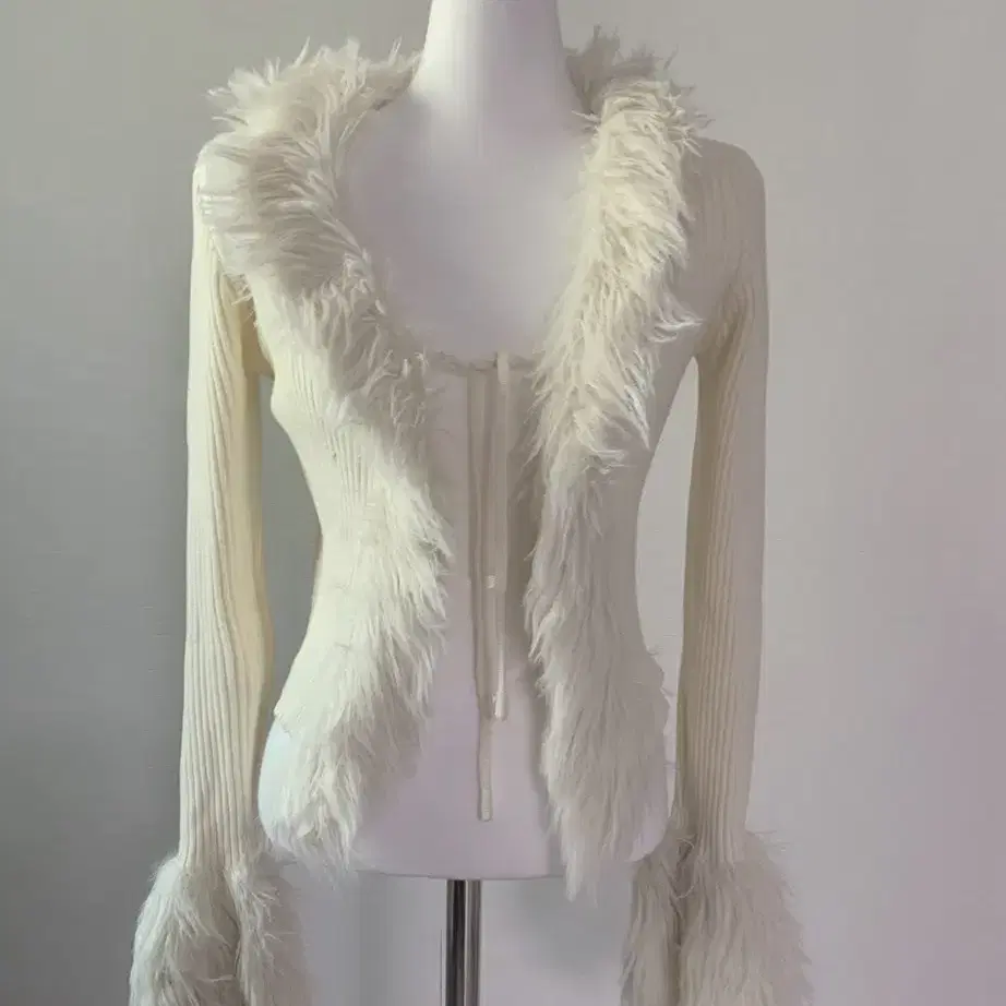 스젠 suzen creme bean strap fur cardigan