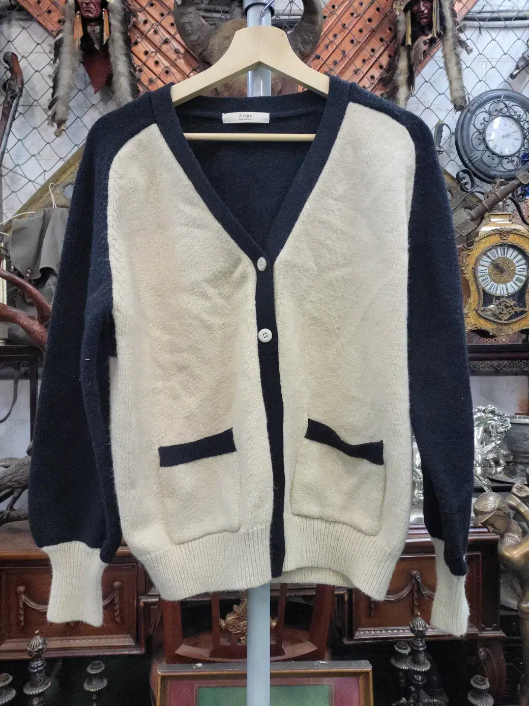 Color-blocked V-neck knit cardigan (stains on the front)