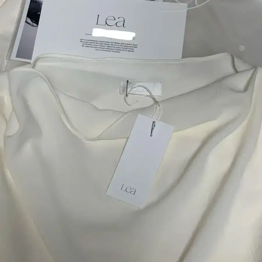 Lea 르에 drape sheer top