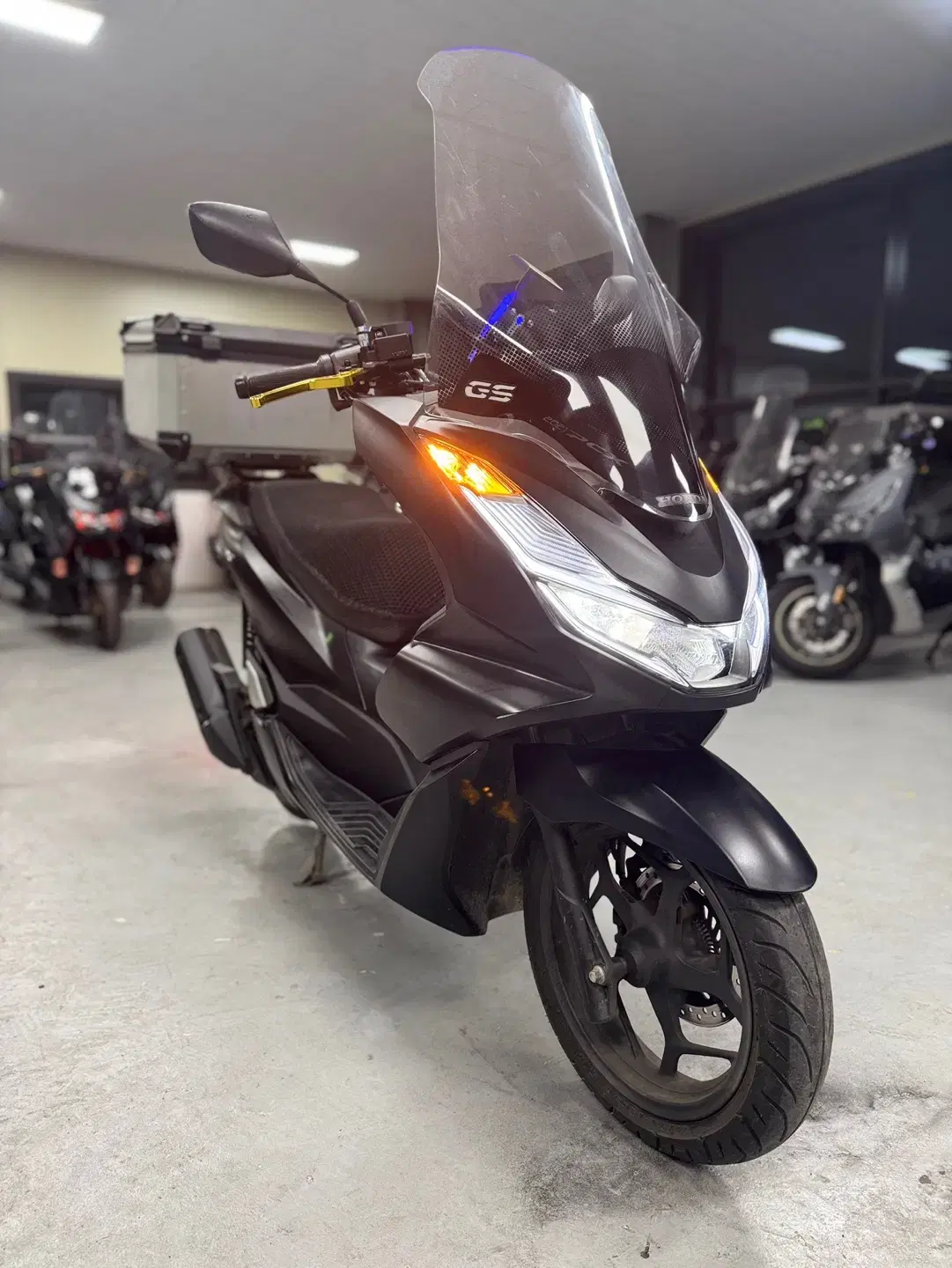 혼다 Pcx125 ABS 22년형 1만Km 판매합니다