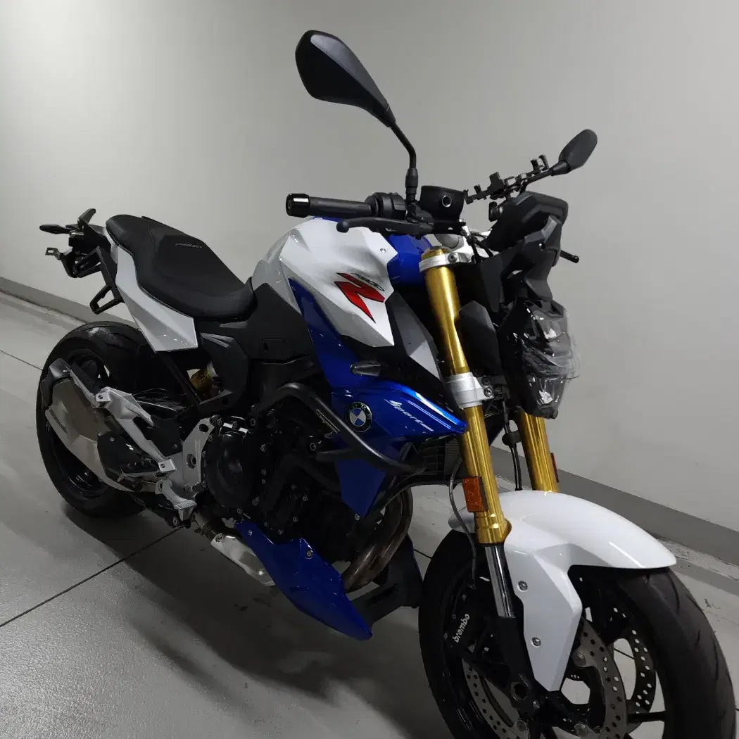 23년(24년출고)BMW, F900R 화이트블루색상 저렴하게 판매합니다.