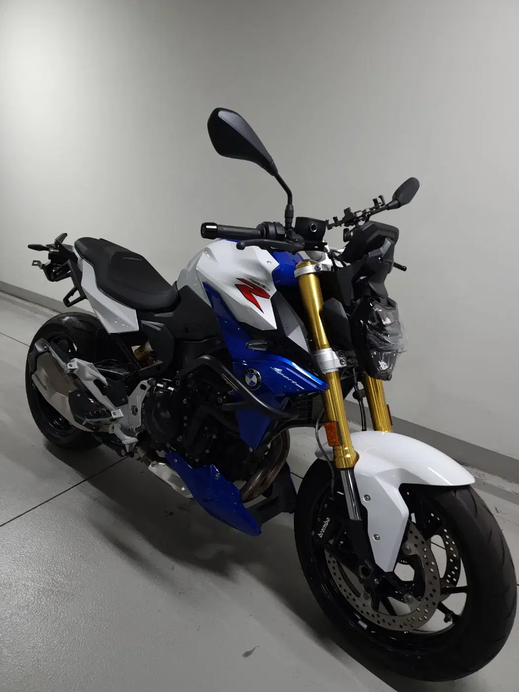 23년(24년출고)BMW, F900R 화이트블루색상 저렴하게 판매합니다.