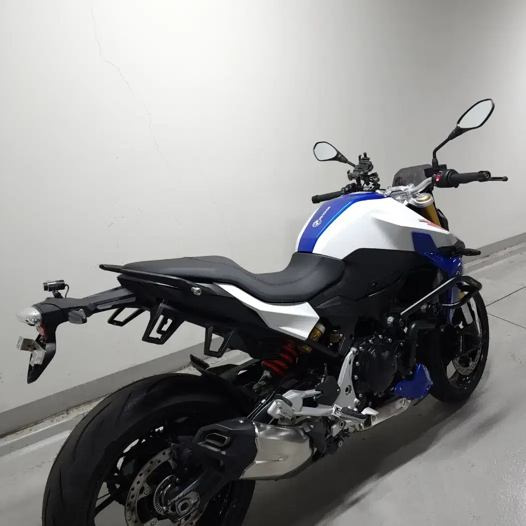 23년(24년출고)BMW, F900R 화이트블루색상 저렴하게 판매합니다.