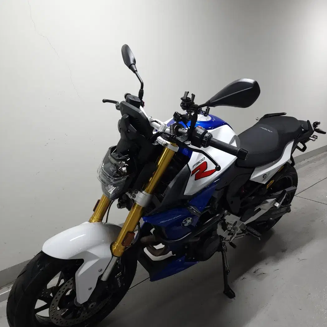 23년(24년출고)BMW, F900R 화이트블루색상 저렴하게 판매합니다.