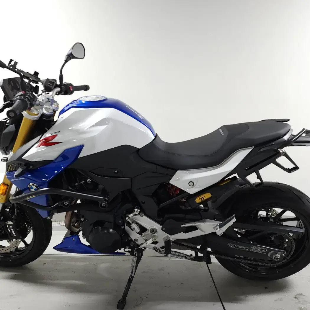 23년(24년출고)BMW, F900R 화이트블루색상 저렴하게 판매합니다.