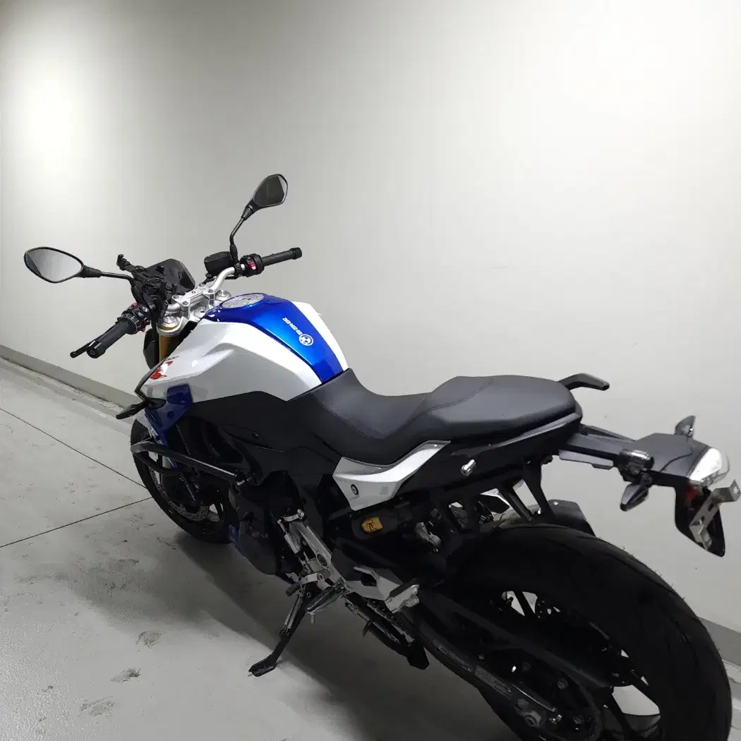 23년(24년출고)BMW, F900R 화이트블루색상 저렴하게 판매합니다.