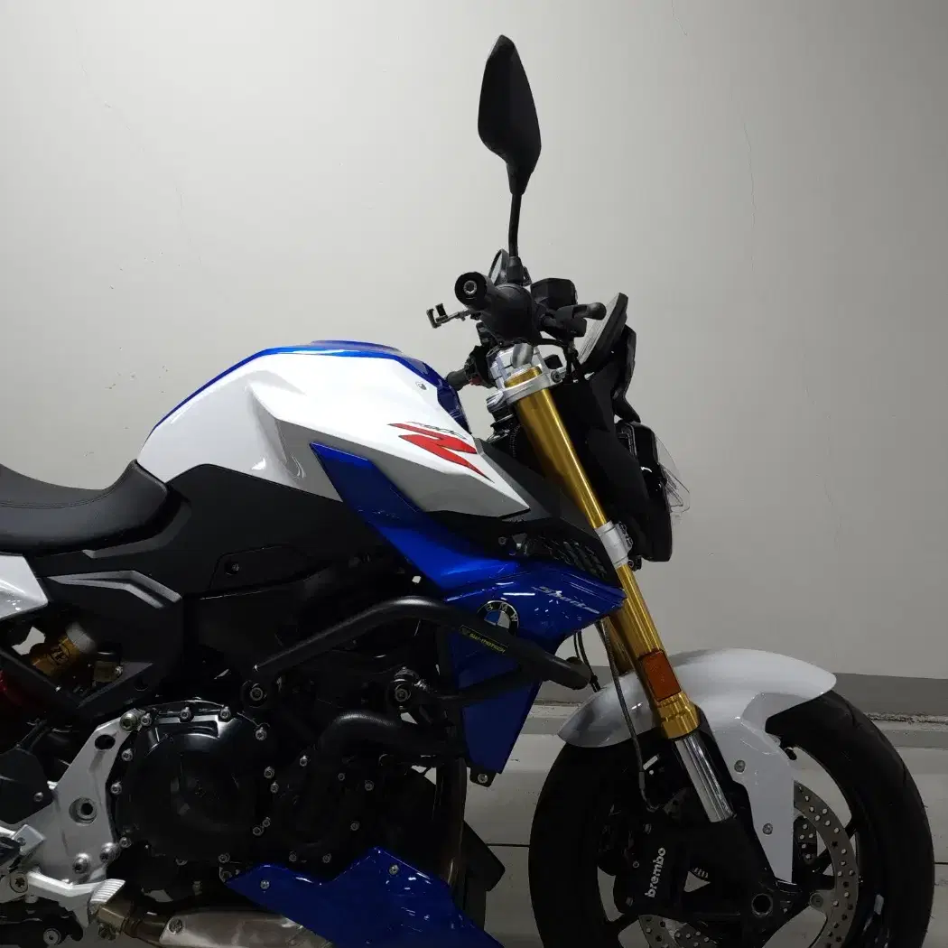 23년(24년출고)BMW, F900R 화이트블루색상 저렴하게 판매합니다.