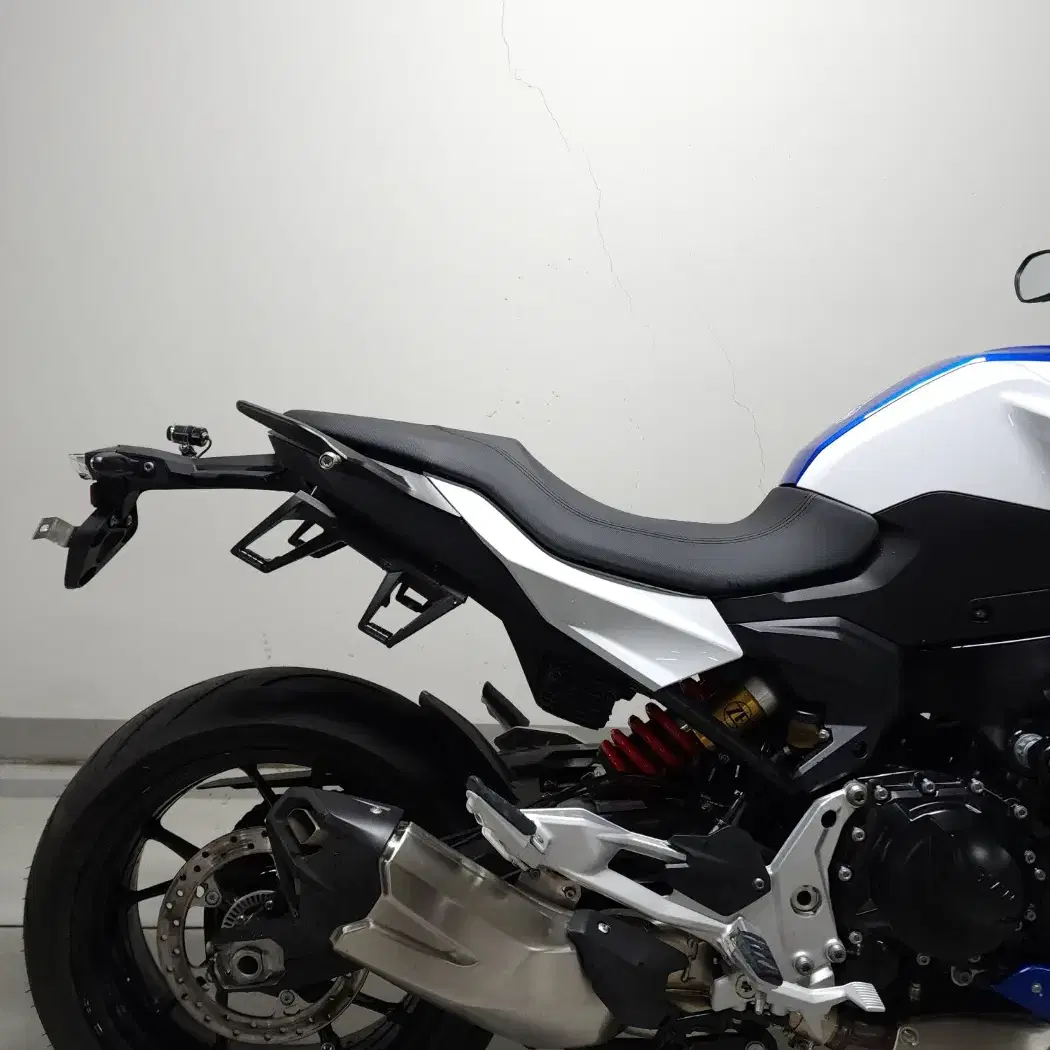 23년(24년출고)BMW, F900R 화이트블루색상 저렴하게 판매합니다.