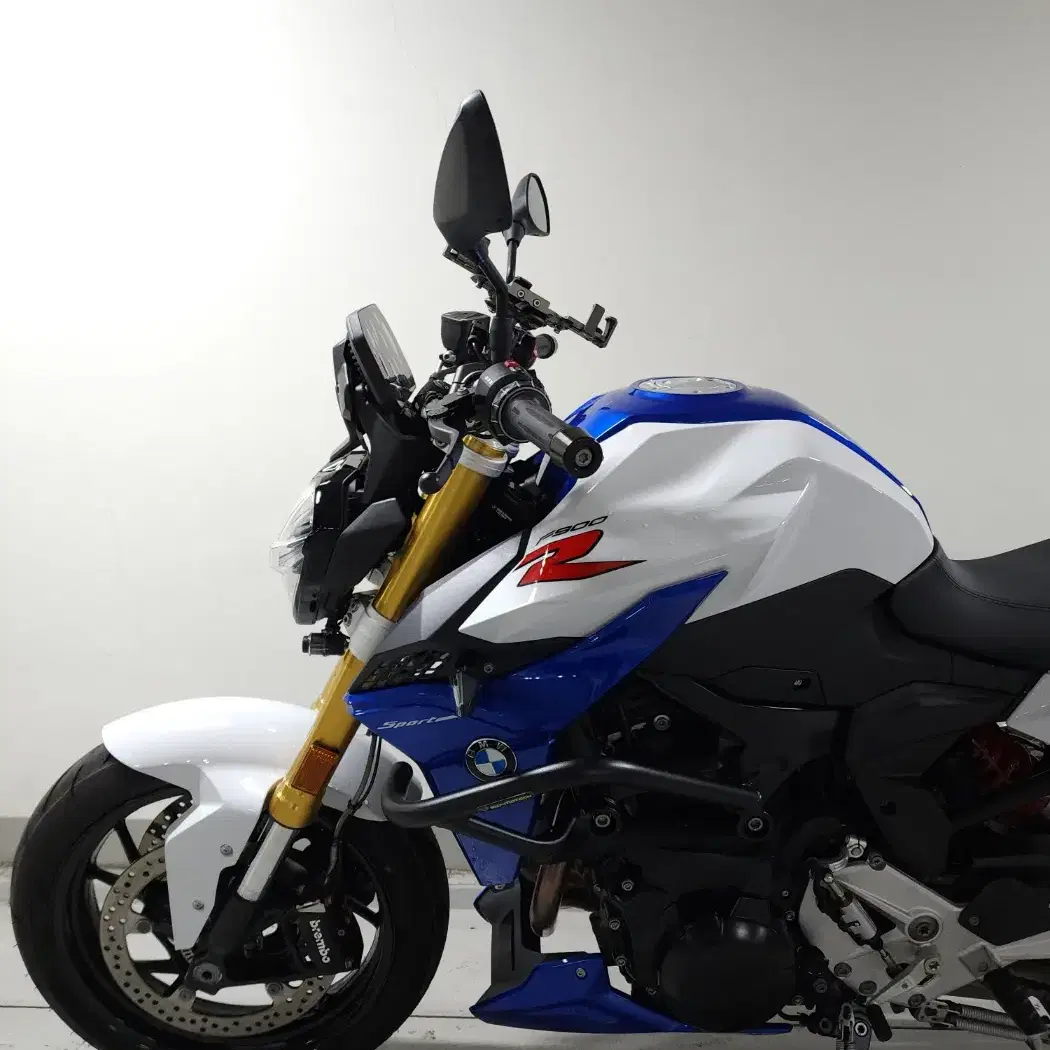 23년(24년출고)BMW, F900R 화이트블루색상 저렴하게 판매합니다.