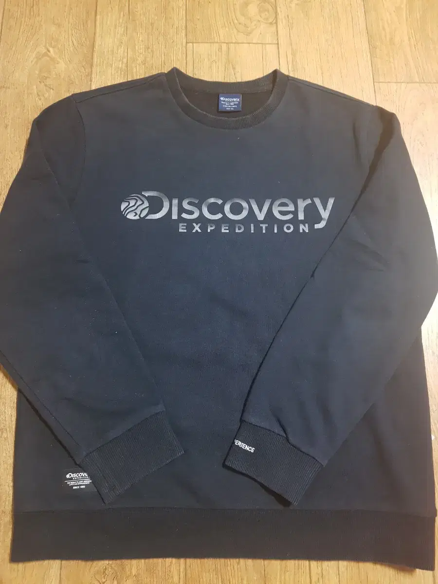 Discovery Round Tee in size 105.