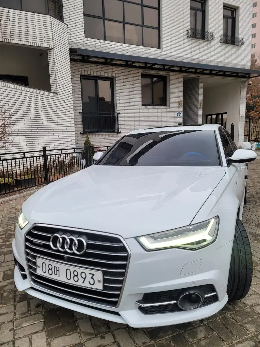 A6  40 TFSI 콰트로 스포츠 16년식 흰색 85000km(개인)