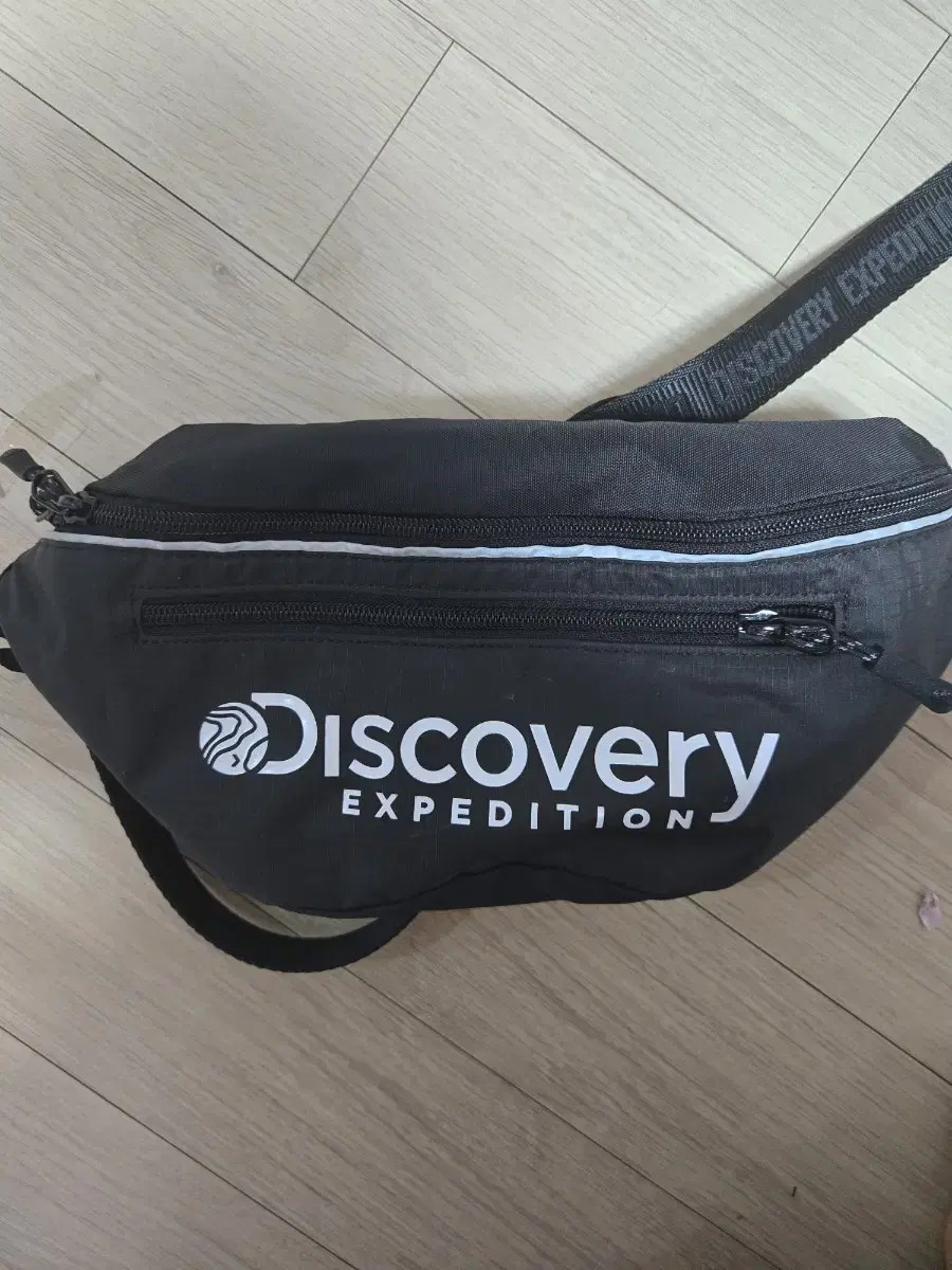 디스커버리DISCOVERY크로스백 팔아요