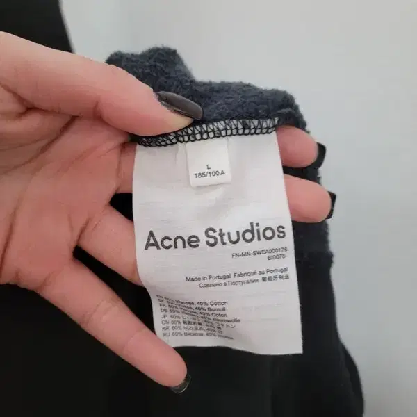 ACNE STUDIOS 아크네스튜디오 블랙 맨투맨  L A234