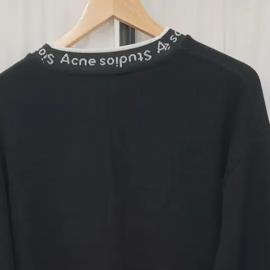 ACNE STUDIOS 아크네스튜디오 블랙 맨투맨  L A234