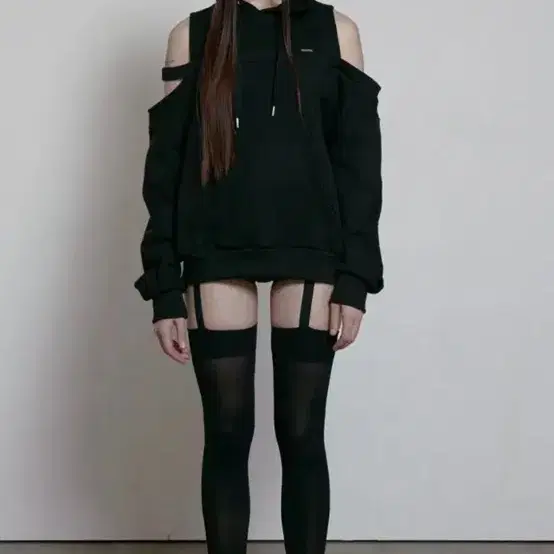 보헤미안서울 컷아웃후드 CUT OUT OFF SHOULDER HOODIE