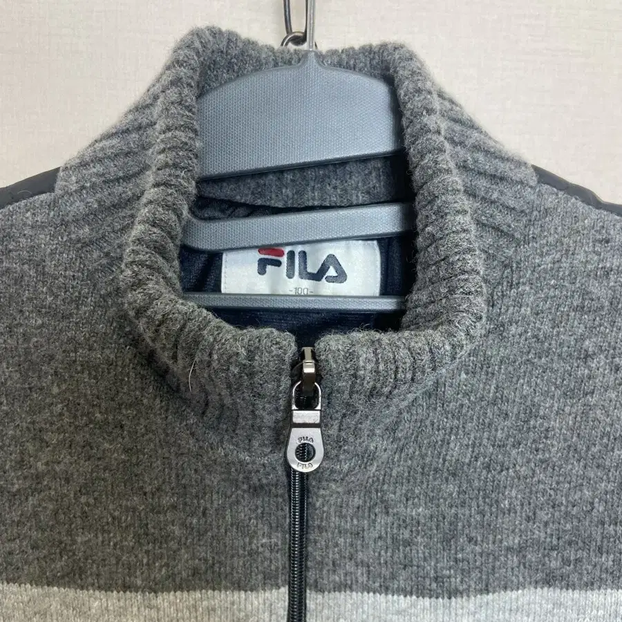 [fila] 앞면 니트, 뒷면 다운 퀄팅 집업 자켓