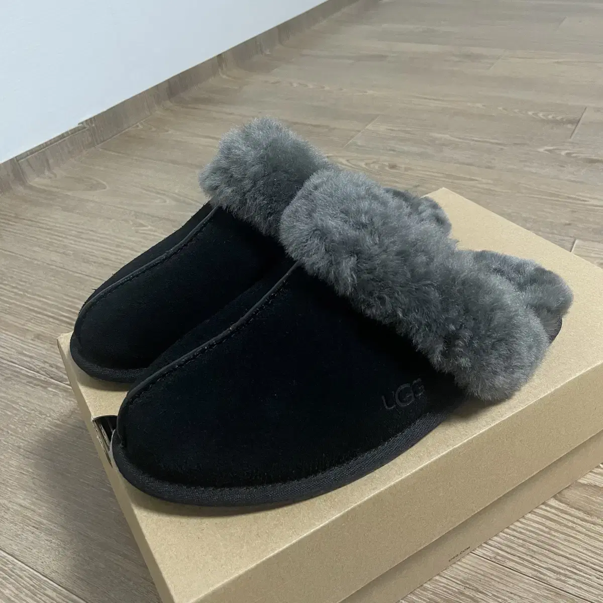 [230] UGG 스커페트2 슬리퍼 블랙그레이 정품