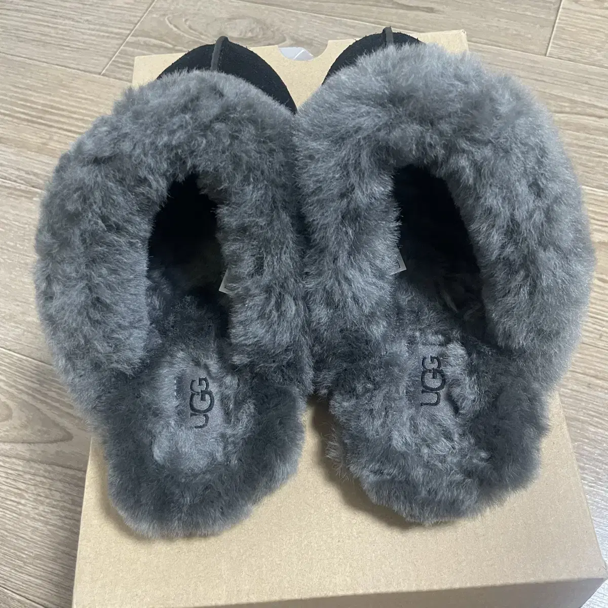 [230] UGG 스커페트2 슬리퍼 블랙그레이 정품