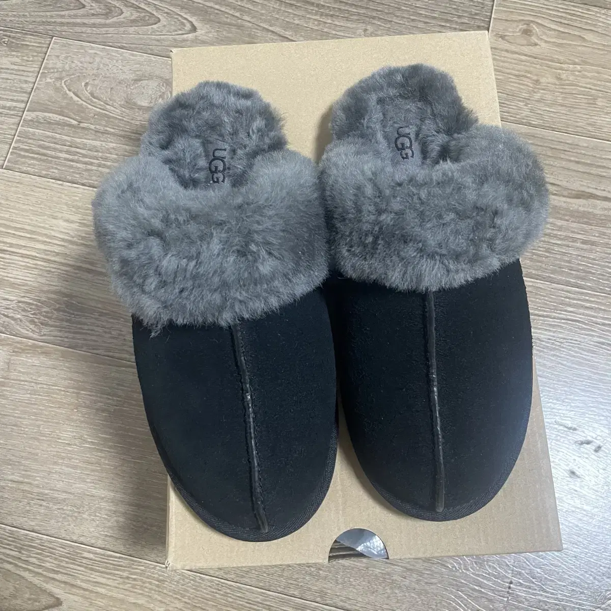 [230] UGG 스커페트2 슬리퍼 블랙그레이 정품