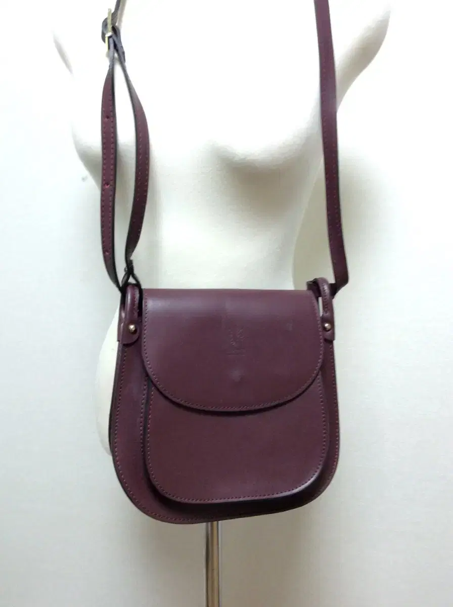 Vintage wine-colored shoulder bag