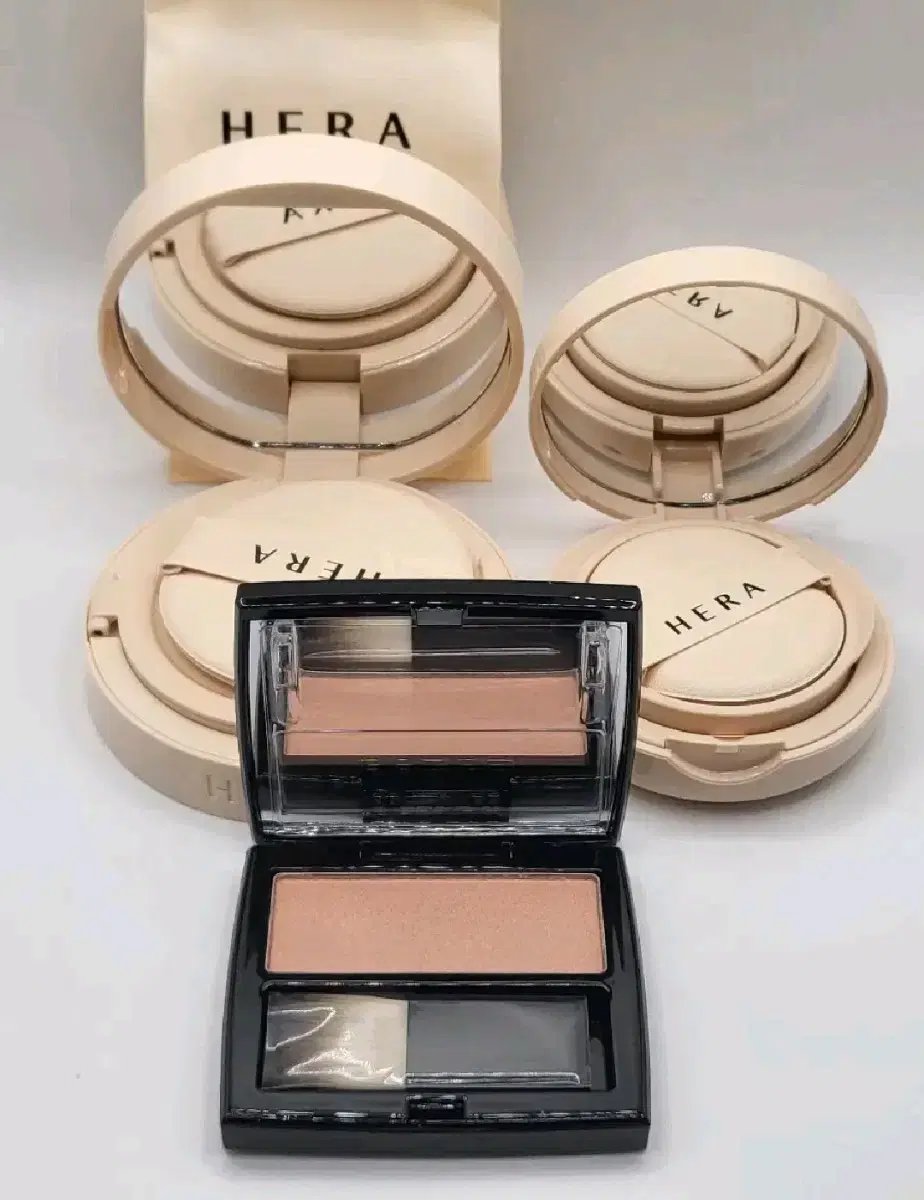 HERA Skin Radiant Glow Cushion 17N1 main product + refill + gift