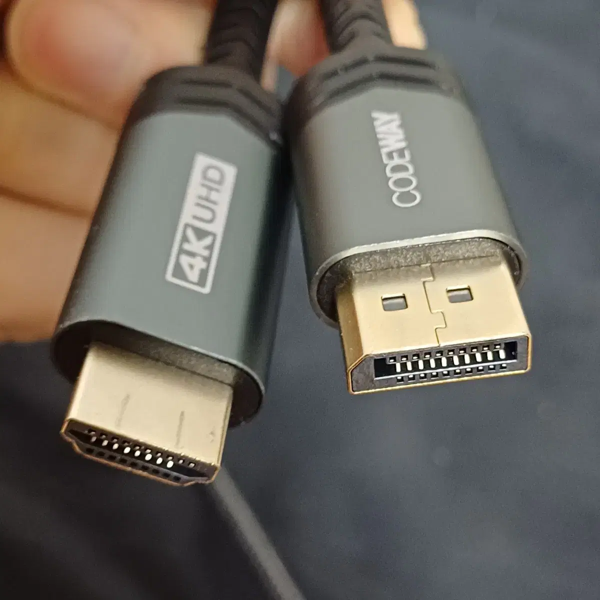 각종 케이블 4개 ( hdmi-vga hdmi-dvi dp-dp2개)