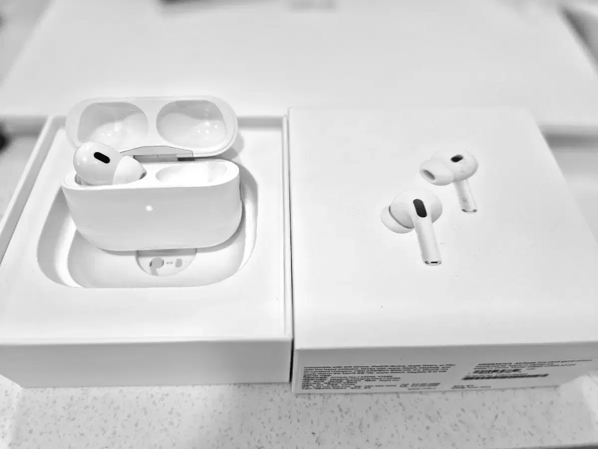 에어팟프로 2세대(AirPods Pro2)왼쪽 유닛과 충전케이스