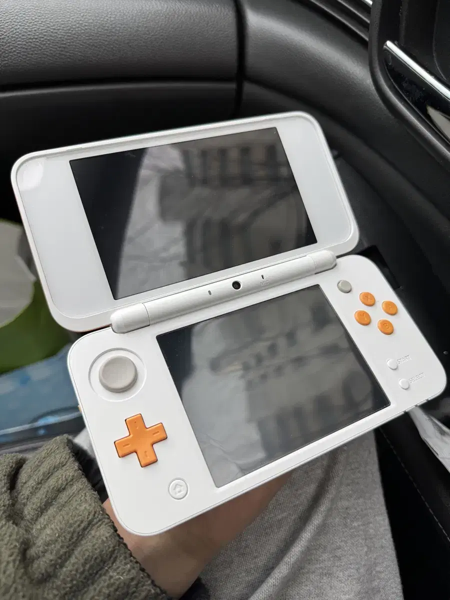 칩50여개와 닌텐도 2DS XL 화이트 오렌지 중고상태좋음