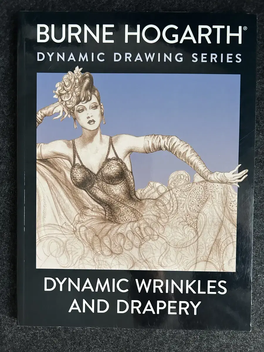 의상 드로잉 도서 dynamic wrinkles and drapery