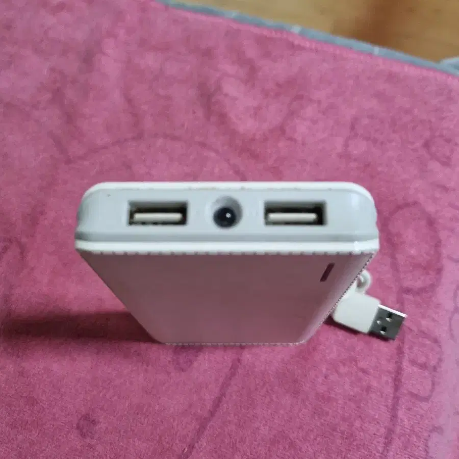 보조배터리 8000mAh 입니다