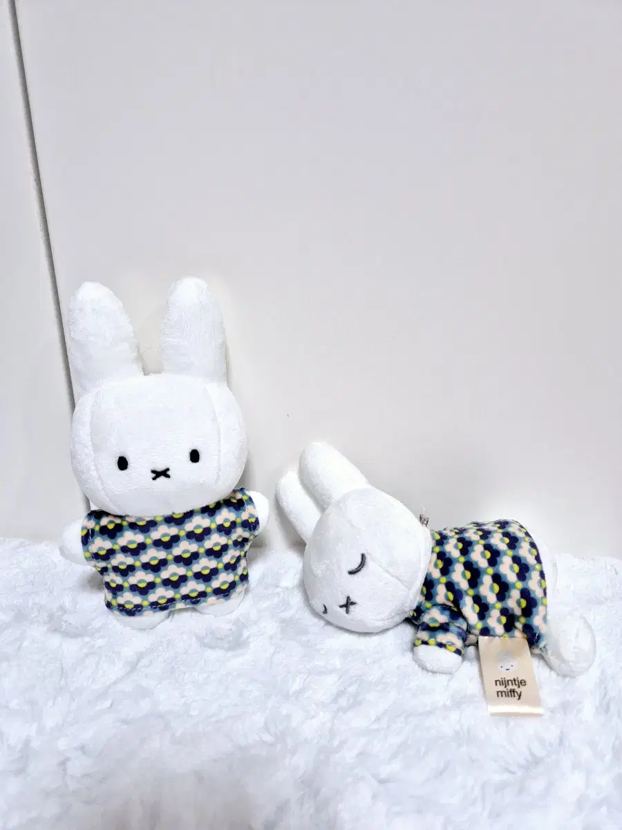 Genuine) Miffy Flower Pattern Keyring/New Product (0)