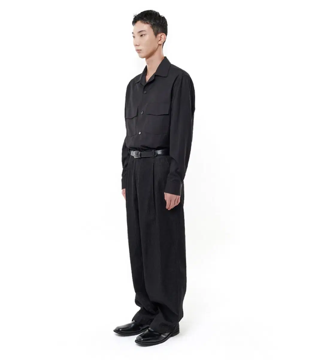 비슬로우 / ONE TUCK CURVED JEAN BLACK / 30