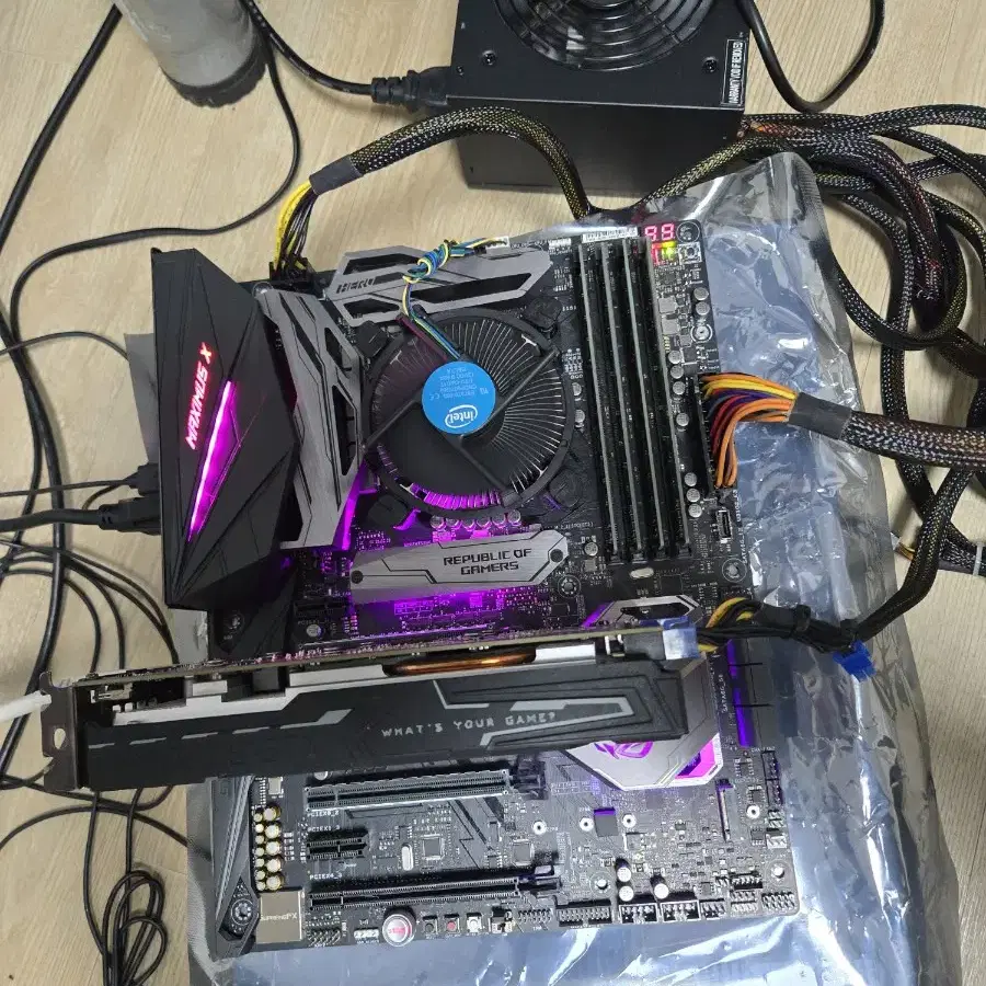 사진에 Z370 ASUS ROG MAXIMUS X HERO 메인보드 팜다