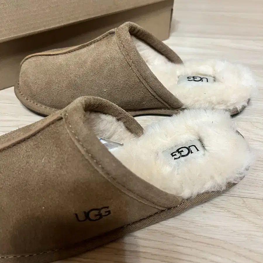 [새상품]UGG  플랫 양모 슬라이드 7사이즈 240