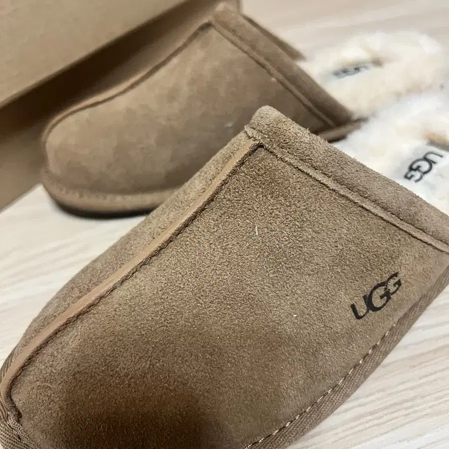 [새상품]UGG  플랫 양모 슬라이드 7사이즈 240