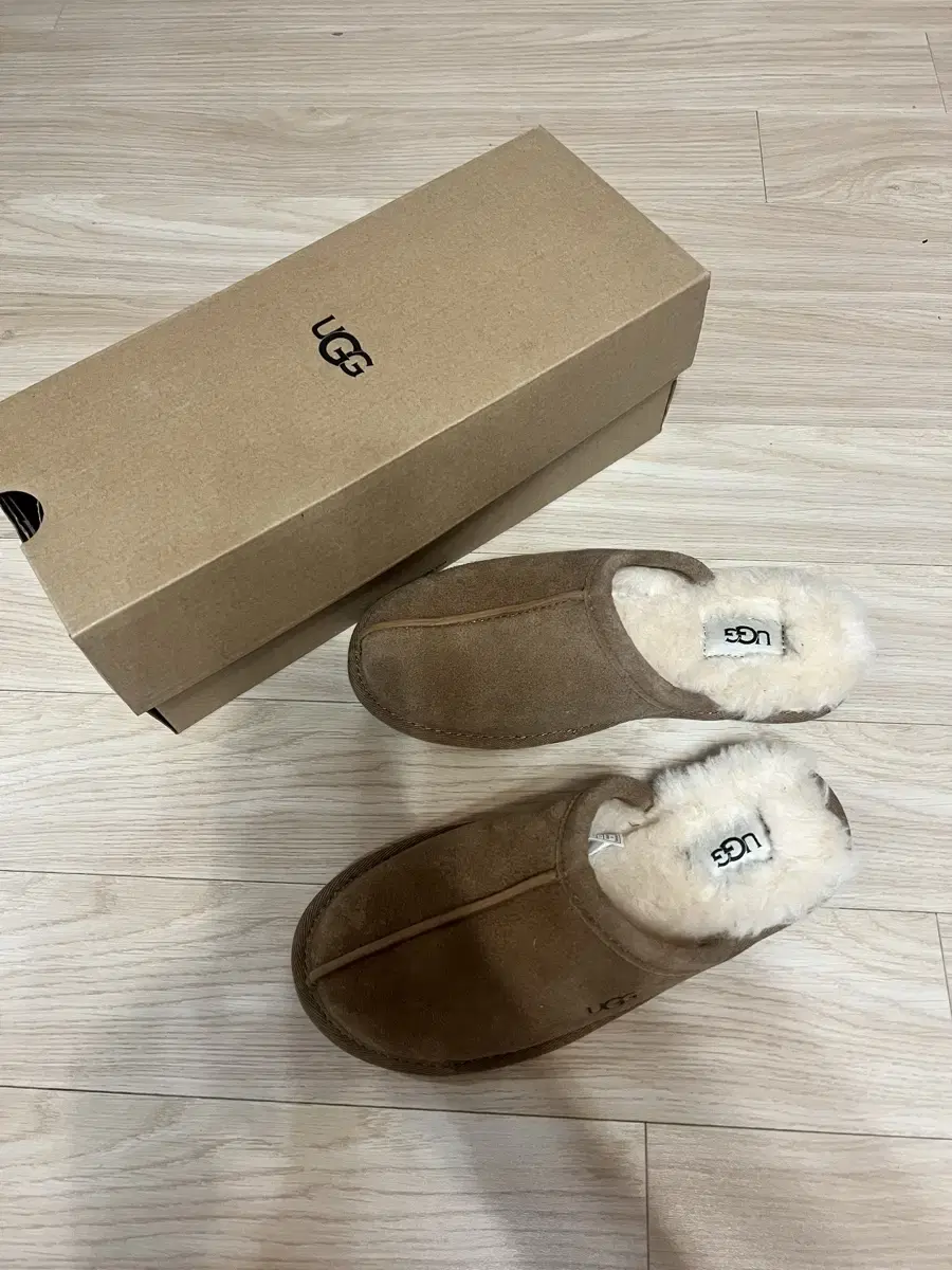 [새상품]UGG  플랫 양모 슬라이드 7사이즈 240