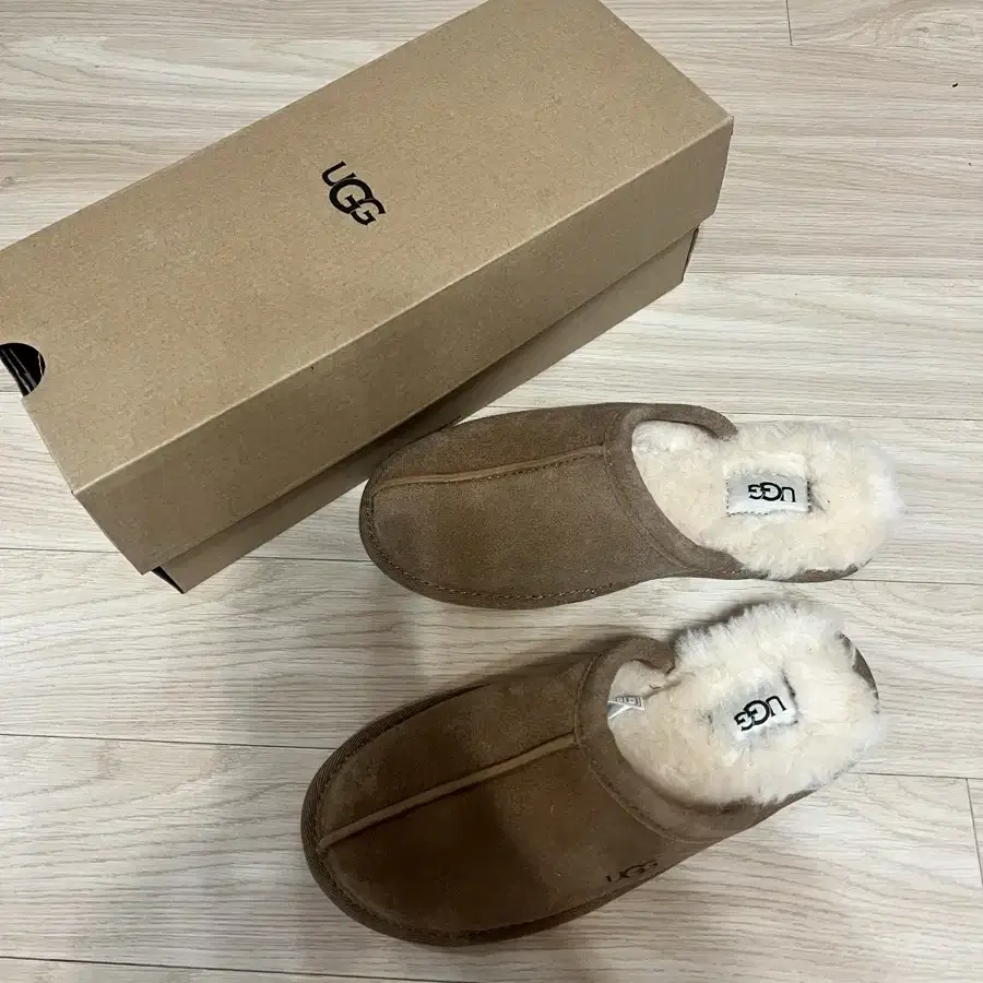 [새상품]UGG  플랫 양모 슬라이드 7사이즈 240