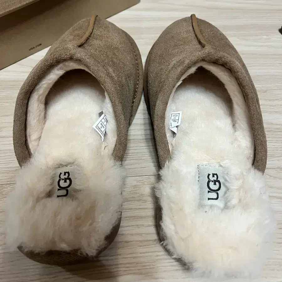 [새상품]UGG  플랫 양모 슬라이드 7사이즈 240