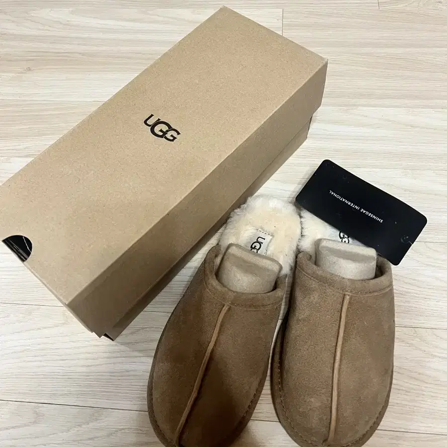 [새상품]UGG  플랫 양모 슬라이드 7사이즈 240